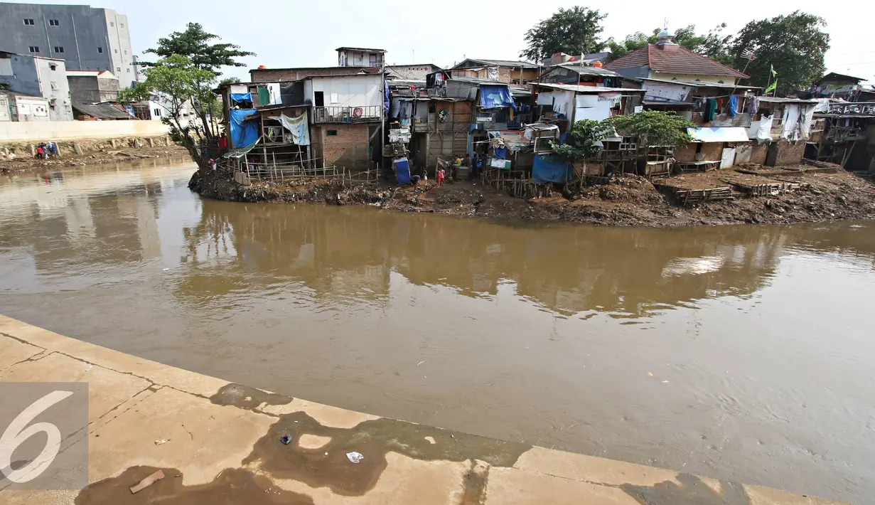 Bangunan semi permanen berdiri di bantaran Sungai Ciliwung, Bukit Duri, Jakarta (29/3). Relokasi tahap kedua dipastikan akan dilanjutkan pada akhir Mei mendatang, meski sebagian warga menolak dan menuntut ganti rugi. (Liputan6.com/Immanuel Antonius)