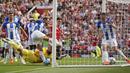 Pada menit ke-77 Manchester United menipiskan skor menjadi 1-2 lewat gol bunuh diri gelandang Brighton, Alexis MacAllister yang berusaha membuang bola saat terjadi sepak pojok. (AP/Dave Thompson)
