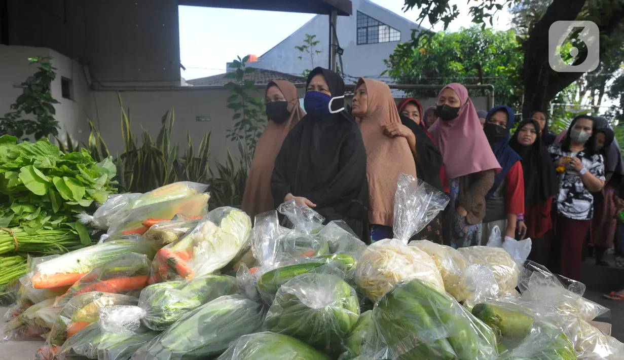 Para warga mengantre untuk mendapatkan sayuran gratis dari Dewan Kemakmuran Masjid (DKM) Arruhama di Jati Padang. (merdeka.com/Arie Basuki)