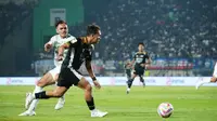 Pemain Dewa United, Egy Maulana Vikri, melewati adangan bek sayap Persib Bandung, Rezaldi Hehanussa, dalam laga Grup B Piala Presiden 2025 di Stadion Si Jalak Harupat, Bandung, Selasa (8/7/2025). (Dok. Piala Presiden)