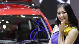 Sales Promotion Girl (SPG) berpose di depan kendaraan yang dipamerkan di GIIAS 2019, ICE BSD, Kamis (25/7). Kehadiran SPG tersebut selain untuk menarik perhatian pengunjung juga bisa memberikan informasi tentang produk. (Bola.com/M Iqbal Ichsan)