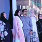 Carolina Septerita, Ivan Rifaldi, dan Hepidavid mendemonstrasikan penggunaan Wardah Instaperfect di Wardah Beauty Conference.