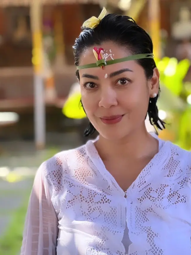 8 Potret Lulu Tobing Ikuti Upacara Mecaru di Ubud, Bali Ini Tampil Menawan