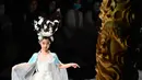 Seorang model cilik menampilkan kreasi dari koleksi Jinshangyuyi karya desainer Wang Cong selama China Fashion Week di Beijing pada Kamis (9/9/2021). Gelaran pekan mode tersebut tetap digelar di tengah pandemi corona covid-19. (Giok GAO / AFP)