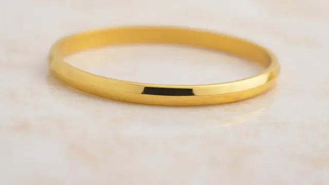 Model Gelang Emas Simpel Bangle Tipis Bernilai Tinggi (AI)