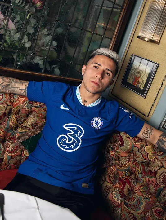 Enzo Fernandez dikontrak Chelsea sampai musim panas 2031. Gelandang berusia 22 tahun itu menjadi rekrutan kedelapan Chelsea pada bursa transfer musim dingin Januari 2023 ini di bawah era Todd Boehly. (Instagram/chelseafc)
