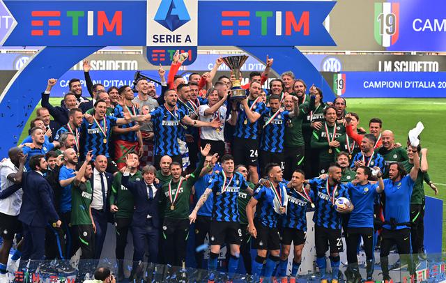 Inter Milan merayakan gelar Scudetto Serie A 2020/2021 setelah laga terakhir kontra Udinese, Minggu (23/5/2021) di Stadion Giuseppe Meazza. (AFP/Miguel Medina)