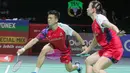 <p>Pebulu tangkis ganda campuran China, Zheng Si Wei (depan) berusaha mengangkat bola saat menghadapi sesama wakil China, Jiang Zhen Bang/Wei Ya Xin pada laga final turnamen bulu tangkis Indonesia Open 2024 di Istora Senayan, Jakarta, Minggu (9/6/2024). Zheng Si Wei/Huang Ya Qiong kalah dua game langsung 11-21, 14-21. (Bola.com/Syahkist Afi Daib)</p>
