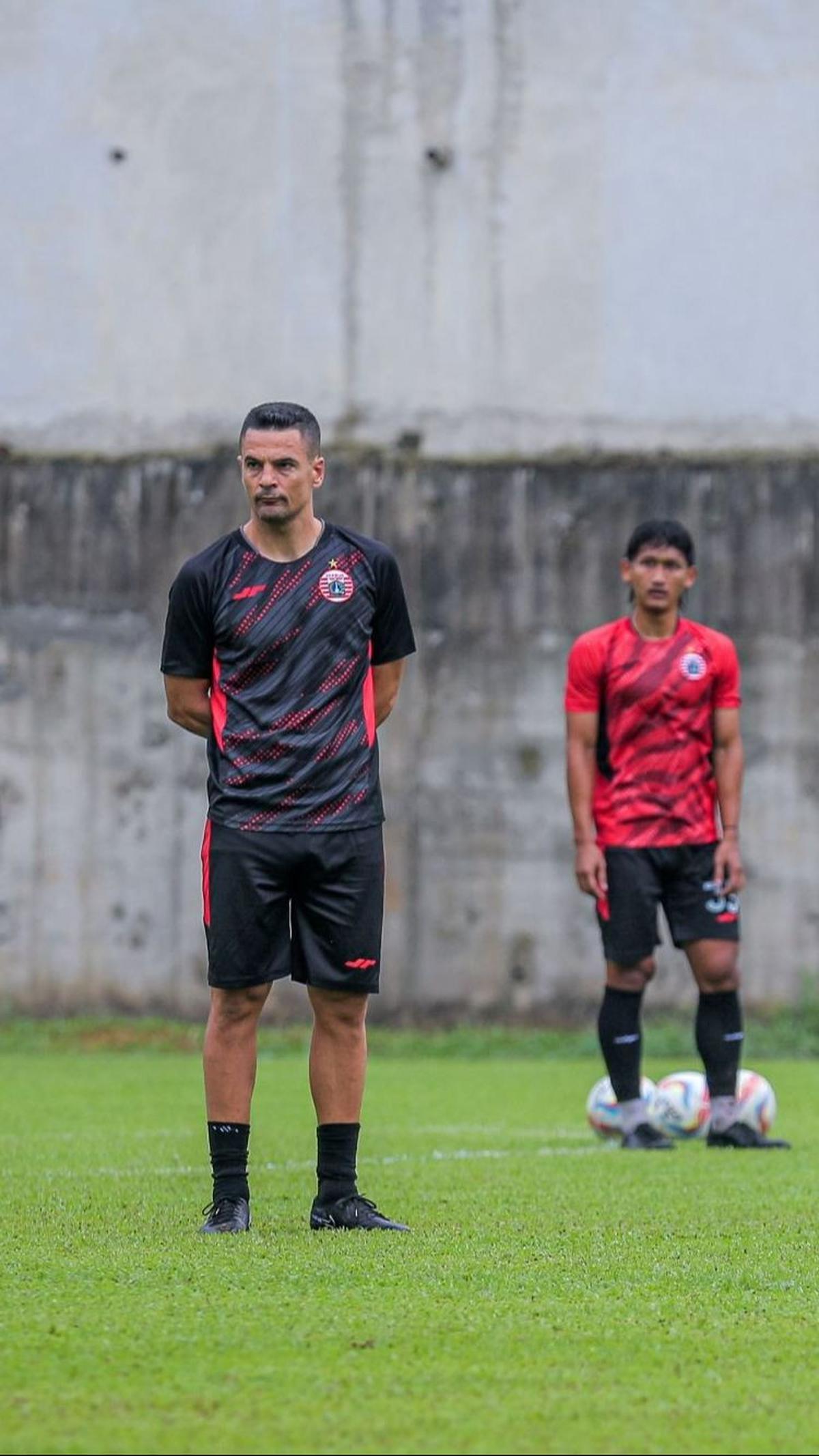 Pena sendiri tampak aktif memberikan instruksi dan motivasi kepada para pemain, menunjukkan gaya kepelatihannya yang penuh energi dan fokus. Foto: Bola.com / Bagaskara Lazuardi<br>