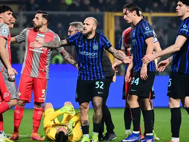 Pemain Inter Milan tampak marah pada suporter saat insiden kiper Cremonese, Emil Audero, yang terkena petasan pada laga pekan ke-23 Liga Italia 2025/2026 di Stadion Giovanni Zini, Cremona, Minggu (1/2/2026). (AFP/Piero Cruciatti)
