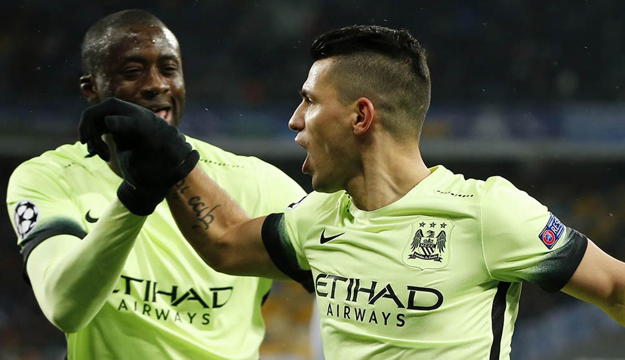 Pemain Manchester City, Sergio Aguero dan Yaya Toure, merayakan gol yang dicetak ke gawang Dynamo Kiev pada laga babak 16 besar Liga Champions di Stadion NSC Olimpiyskiy, Ukraina, Kamis (25/2/2016). Kiev takluk 1-3 dari City. (Reuters/John Sibley)
