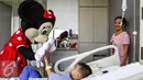 Seorang boneka Minie Mouse menghibur pasien anak di Rumah Sakit Siloam Karawaci, Tangerang, Sabtu (23/7). Kegiatan ini sebagai bentuk apresiasi untuk orang tua yang mempercayakan kesehatan pasien anak kepada rumah sakit. (Liputan6.com/Fery Pradolo) 
