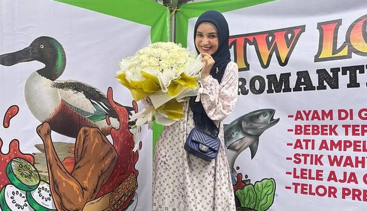 <p>Lihat betapa bahagianya Shireen ketika ia berpose dengan buket bunga. Senyumnya yang manis mendapat pujian dari netizen. [Foto: instagram.com/shireensungkar]</p>