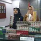 Kajari Garut Halila Rama Purnama bersama Kepala Satuan Polisi Pamong Praja Basuki Eko, dan Kepala Bea Cukai Tasikmalaya, dalam rilis kasus pengungkapan rokok ilegal di Kejari Garut, Jumat (4/8/2023). (Liputan6.com/Jayadi Supriadin)