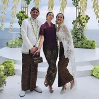 Saat menghadiri akad nikah, Yuki Kato memilih mengenakan kebaya modern warna maroon dengan model semi transparan di bagian pundak. [@yukikt]