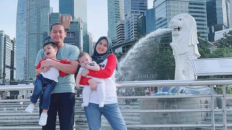 8 Momen Liburan Keluarga Cut Meyriska dan Roger Danuarta di Singapura, Seru Banget