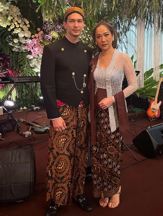 Saat menghadiri acara pernikahan, Dimas Beck cukup sering mengenakan beskap dan blangkon. Beberapa waktu lal, Dimas Beck tampil serasi dengan BCL mengenakan busana adat Jawa.  Mereka terlihat seperti raja dan ratu keraton.(Liputan6.com/IG/@dimasbeck)