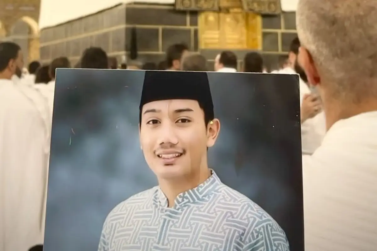 Emmeril Kahn Mumtadz atau Eril, putra Ridwan Kamil, saat ini telah resmi menyandang gelar haji (https://www.instagram.com/p/CfysbkqlYoM/)