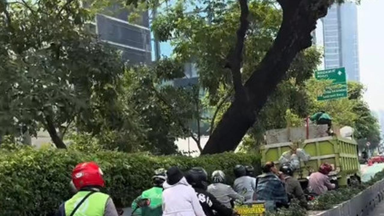 Imbas Tak Taat Aturan, Sejumlah Pesepeda Motor Ini Tersendat Akibat Tertahan Mobil di Depannya
