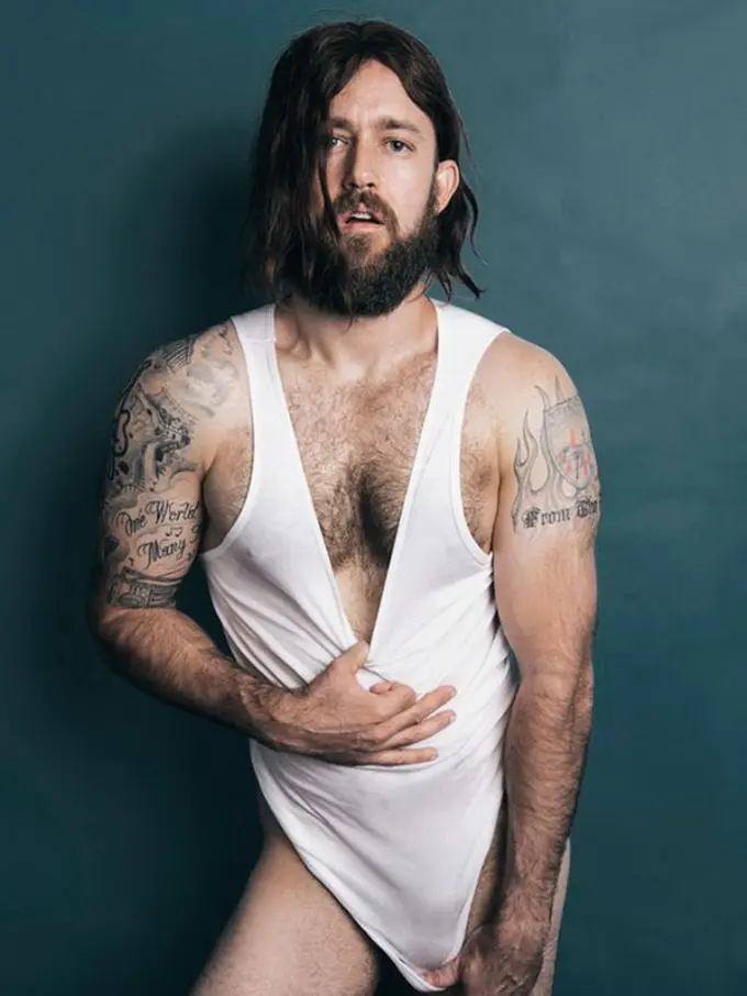 [Bintang] 10 Pose Parodi Cewek yang Diperankan Sama Cowok, Kocak Abis!