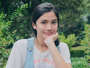 Dengan beragam pose saat berfoto Diandra Agatha selalu dipuji cantik, salah satunya adalah pose topang dagu. Berpose topang dagu sembari pamerkan senyum manisnya, pesona artis dengan nama lengkap Diandra Agatha Astuti ini bikin pangling. Tak sedikit warganet yang sering bubuhkan pujian di kolom komentar unggahan Diandra Agatha. (Liputan6.com/IG/@diandraagatha)