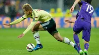 Gelandang AC Milan Keisuke Honda dihalau bek Fiorentina Jose Basanta (AFP PHOTO / ALBERTO PIZZOLI)