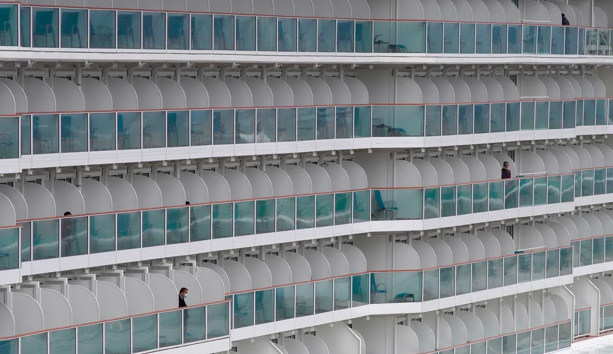 Aktivitas penumpang kapal pesiar World Dream yang berlabuh di Kai Tak Cruise Terminal, Hong Kong, Rabu (5/2/2020). Hong Kong mengarantina lebih dari 1.800 orang di atas kapal pesiar yang berpaling dari pelabuhan Taiwan tersebut terkait wabah virus corona. (AP Photo/ Vincent Yu)