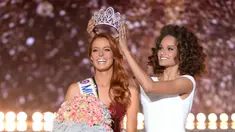 Miss Nord-Pas-de-Calais, Maeva Coucke (kiri) menerima mahkota dari Miss France 2017 Alicia Aylies setelah memenangkan kontes Miss France 2018 di Chateauroux, Prancis tengah (16/12). (AFP Photo/Guillaume Souvant)
