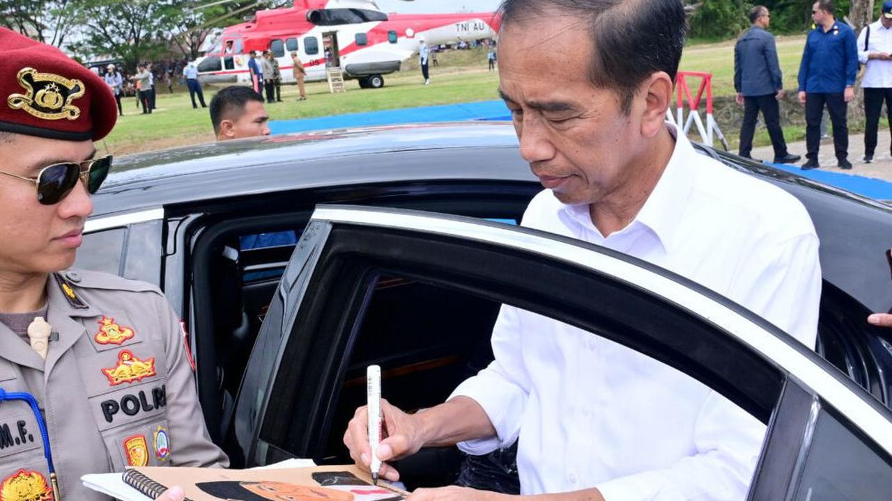 Presiden RI Joko Widodo atau Jokowi menandatangani lukisan karya seorang anak saat tiba di Kabupaten Sekadau, Kalimantan Barat, Kamis (21/3/2024). Kunjungan ini menjadi momen bersejarah karena untuk pertama kalinya Kabupaten Sekadau didatangi oleh preside