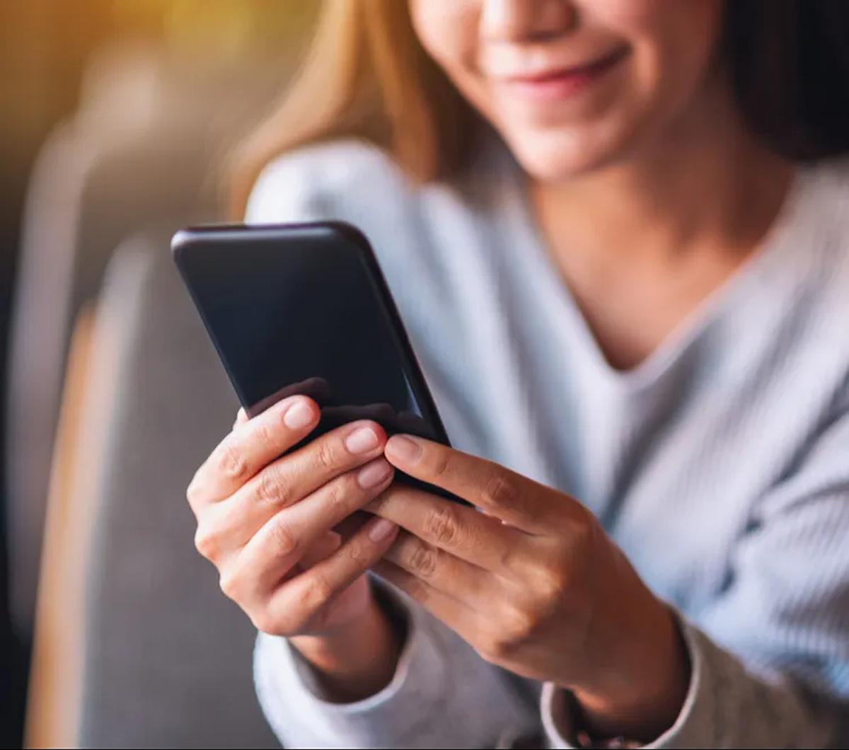 Menggunakan handphone dan media sosial bukan hal baru lagi saat ini. Bahkan, media sosial sudah menjadi tontonan rutin, tak hanya orang dewasa tapi juga anak-anak.