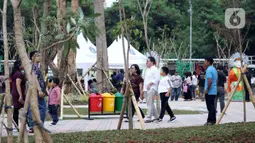 Warga berjalan-jalan di bekas area park and ride Jalan MH Thamrin 10, Jakarta, Sabtu (21/12/2019). Lokasi yang dulunya lahan parkir itu akan dialihfungsikan menjadi kawasan kegiatan kuliner yang diharapkan bisa menggerakkan perekonomian. (Liputan6.com/Helmi Fithriansyah)