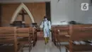 Petugas PMI Jakarta Timur menyemprotkan disinfektan menyemprotkan disinfektan di sebuah gereja di permukiman Kampung Tengah, Kramat Jati, Minggu (23/8/2020). Penyemprotan sebagai langkah sterilisasi permukiman setelah warga di Kampung Tengah dilaporkan terpapar Covid-19. (Liputan6.com/Iqbal Nugroho)