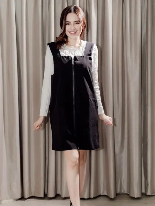 Dengan gaya menggemaskan, ia kenakan overall dress dan paduan t-shirt lengan panjang. Gaya ini berhasil hadirkan kesan playfull yang menggemaskan.  [Foto: Instagram/ Syifa Hadju]