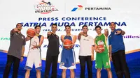Para pebasket Satria Muda memperkenalkan jersey baru saat jumpa pers di Ballroom Pertamina, Jakarta, Rabu (11/1/2017). Tahun ini SM optimis bisa merebut gelar juara IBL 2017. (Bola.com/Vitalis Yogi Trisna)