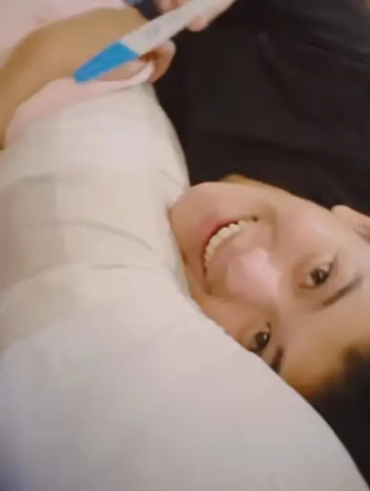 Usai spontan memberikan kejutan, raut tak percaya Julian Jacob diiringi dengan perasaan haru bahagia. Handphone miliknya seketika ditinggalkan meraih test pack milik Mirriam Eka. (Liputan6.com/IG/julianjacob)