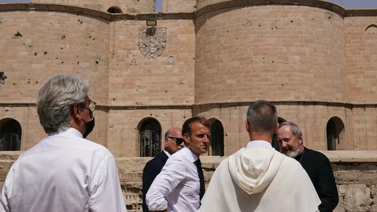 Presiden Prancis Emmanuel Macron kunjungi Notre-Dame de l'Heure di Mossul, eks-markas ISIS.
