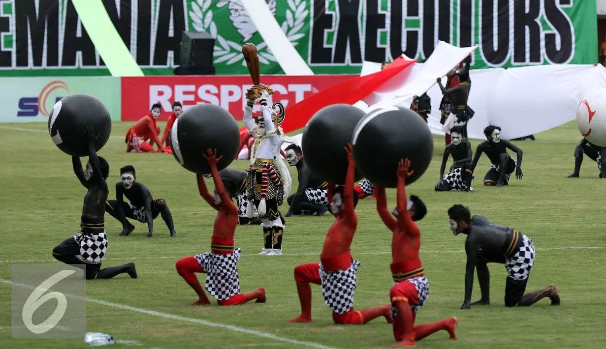 Penari berkostum Hanoman mengangkat trophi Piala Presiden usai membawakan tarian kontemporer di Stadion Maguwoharjo, Sleman, Sabtu (4/2). 100 penari D.I. Yogyakarta tampil memeriahkan pembukaan Piala Presiden 2017. (Liputan6.com/Helmi Fithriansyah)