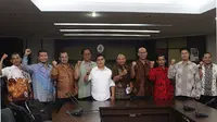 Manajer Tim Peserta Piala Kemerdekaan berfoto bersama setelah bertemu dengan anggota Tim Transisi Kemenpora di Kantor Kemenpora, Senayan, Jakarta. Jumat (7/8/2015). (Bola.com/Arief Bagus)