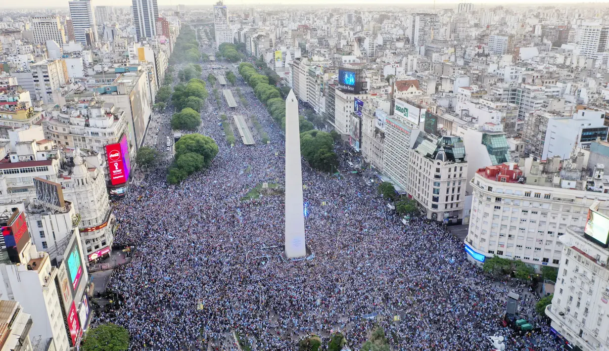 Ribuan suporter Argentina tumpah ruah di pusat kota Buenos Aires usai Lionel Messi cs berhasil menaklukkan Kroasia dan melaju partai final Piala Dunia 2022. (AP Photo/Gustavo Garello)