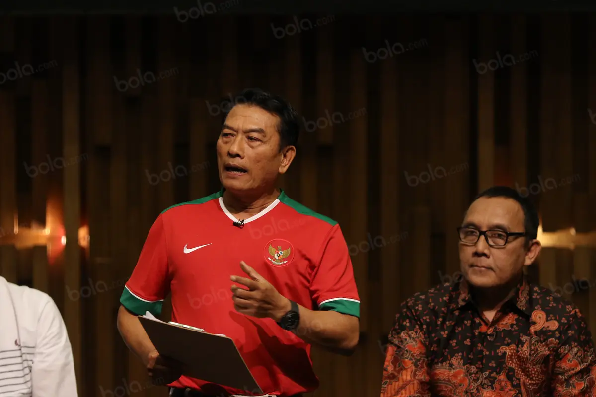 Eddy Rumpoko (kiri) dan Moeldoko (tengah), yakin bisa membawa perubahan di PSSI jika terpilih sebagai ketua umum nanti. (Bola.com/Nicklas Hanoatubun)