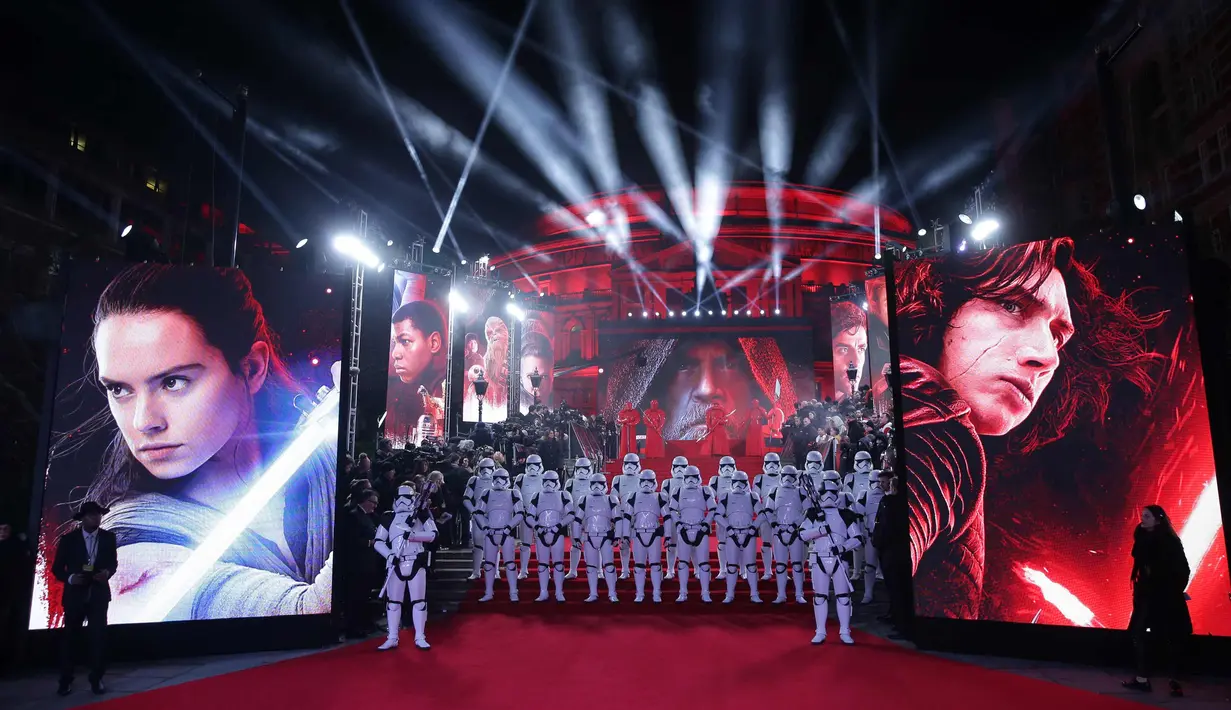 Pasukan Stormtroopers berpose di atas karpet merah selama Premiere Star Wars Eropa: Jedi Terakhir di Royal Albert Hall di London, Inggris (12/12). (AFP Photo/Daniel Leal-Olivas)