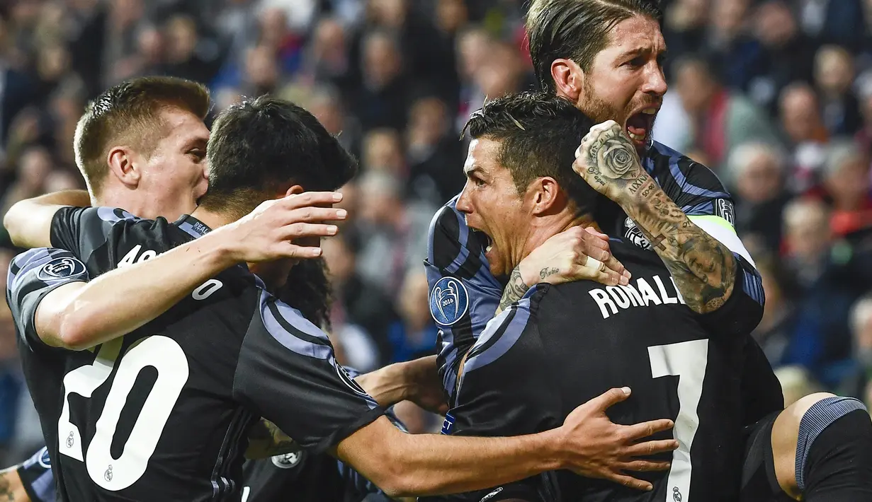 Striker Real Madrid, Cristiano Ronaldo, merayakan gol yang dicetaknya pada laga perempat final Liga Champions melawan Bayern Munchen di Allianz Arena, Rabu (13/4/17). Real Madrid berhasil menundukan Bayern Munchen dengan skor 2-1. (EPA/Filip Singer)