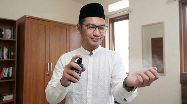 Ilustrasi pengaplikasian parfum. (Flow)