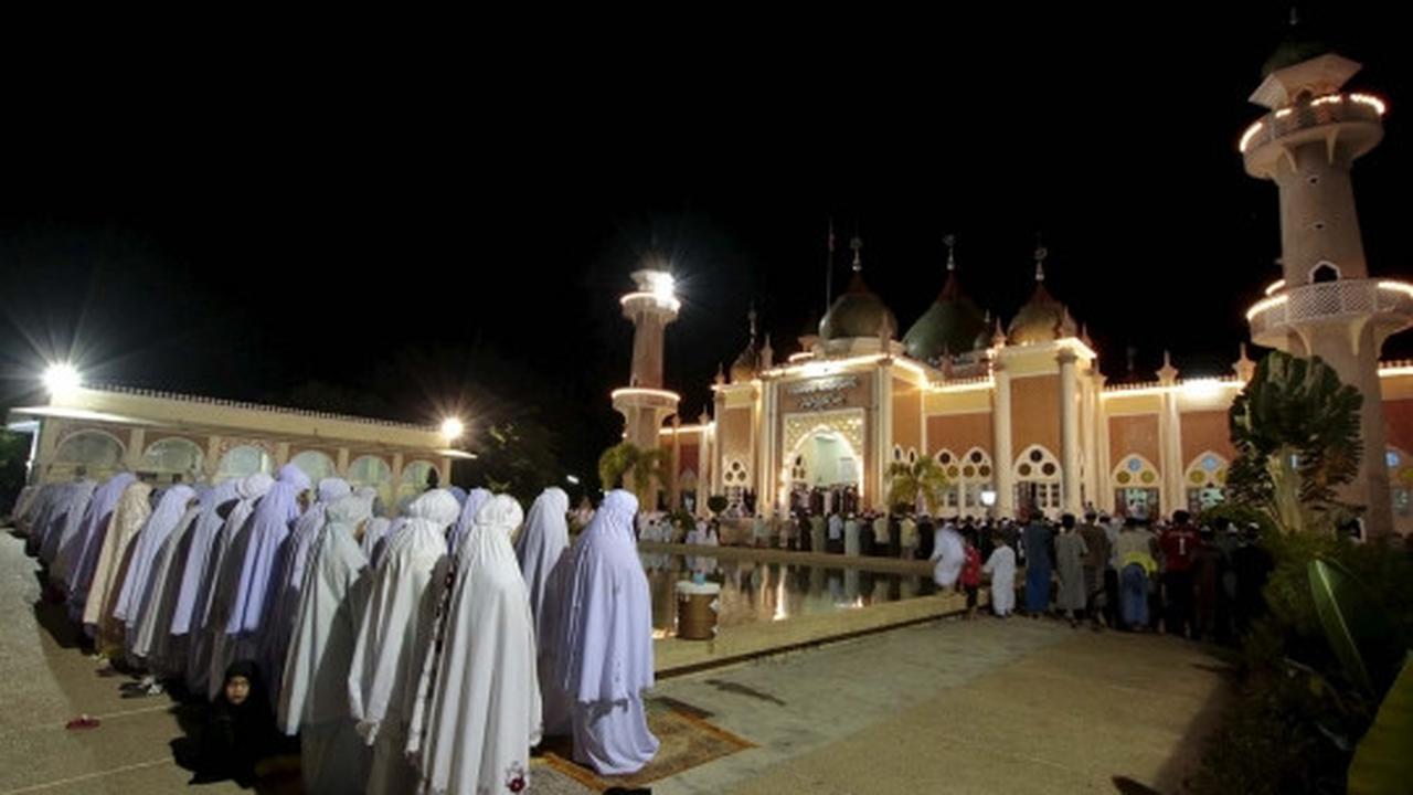 Kekhusyukan muslim Thailand salat tarawih di Masjid Pattani