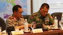 Kapolri Jenderal Pol Tito Karnavian dan Panglima TNI Jenderal Gatot Nurmantyo mengikuti rapat terbatas di Kantor Presiden, Jakarta, Rabu (26/7). Rapat yang dipimpin Presiden Jokowi itu membahas Pemantapan Program Bela Negara. (Liputan6.com/Angga Yuniar)
