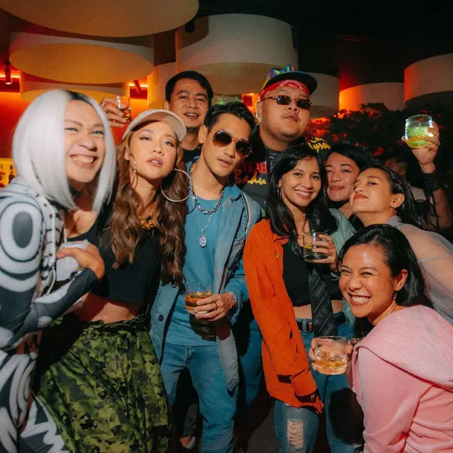 Gandeng Rossa dan Pakai Baju Couple, Ini 6 Momen Ultah Afgan ke-32 yang Meriah