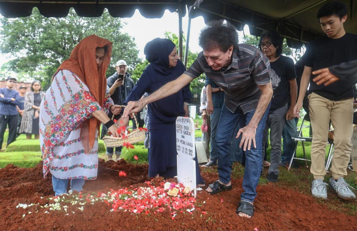 FOTO: Penghormatan Terakhir untuk Donny Fattah di TPU Kampung Kandang