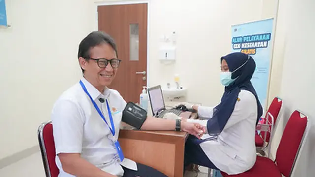 Menkes Budi jalani Cek Kesehatan Gratis (CKG)  di Puskesmas Pancoran, Jakarta Selatan pada Rabu, 4 Juni 2025. (Dok Kemenkes RI)