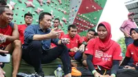 Menpora Imam Nahrawi berdialog dengan para atlet panjat tebing di kompleks Stadion Mandala Krida, Yogyakarta.