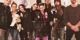 Perayaan Natal diperingati setiap tanggal 25 Desember. Namun kali ini Miley Cyrus telah merayakannya lebih awal. Tidak hanya bersama keluarga besar, Liams Hemsworth pun tampak hadir di pesta Natal tersebut. (Instagram/Brandicyrus)